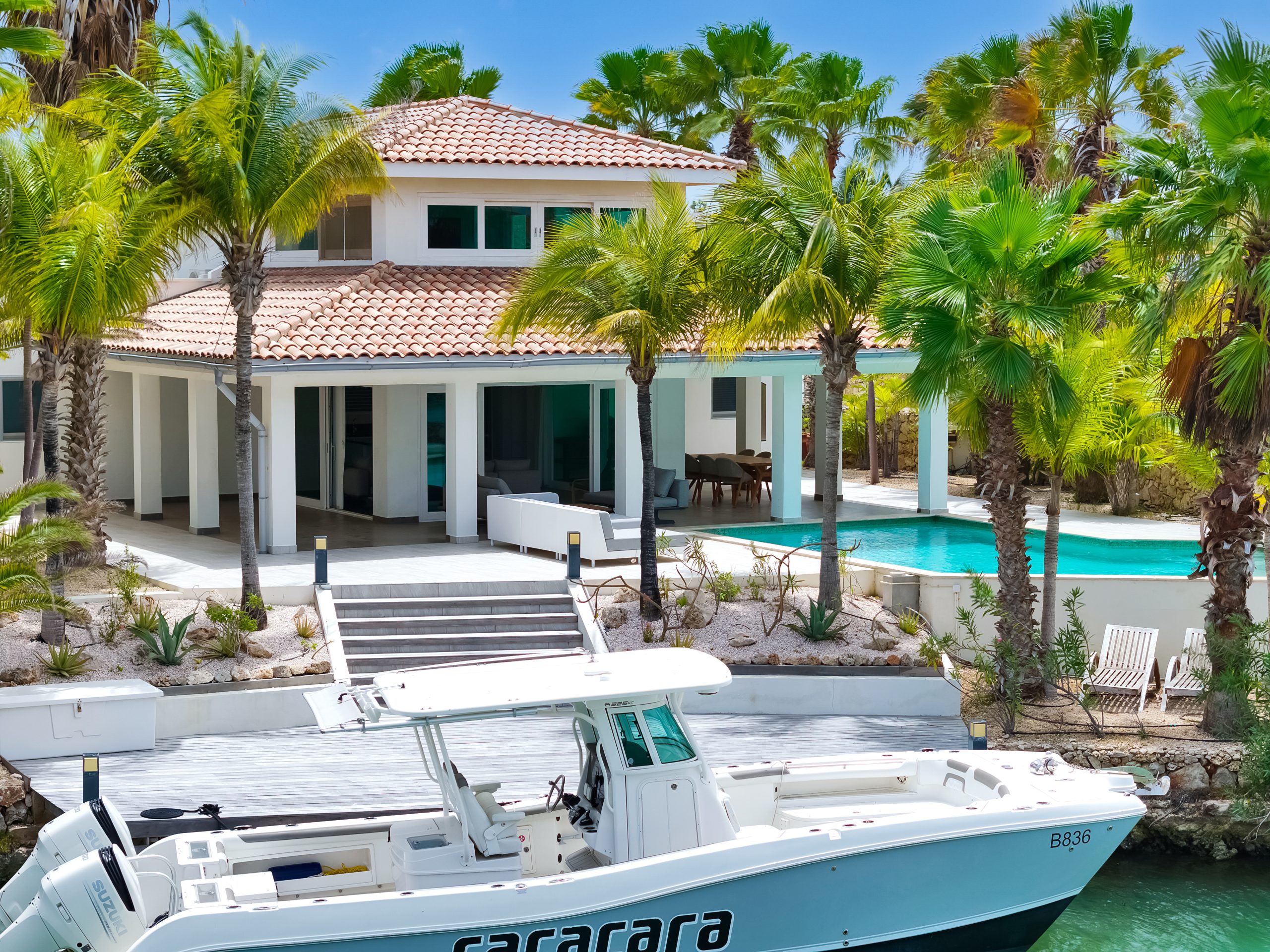 De enige villa te koop met een groot (privé) dock